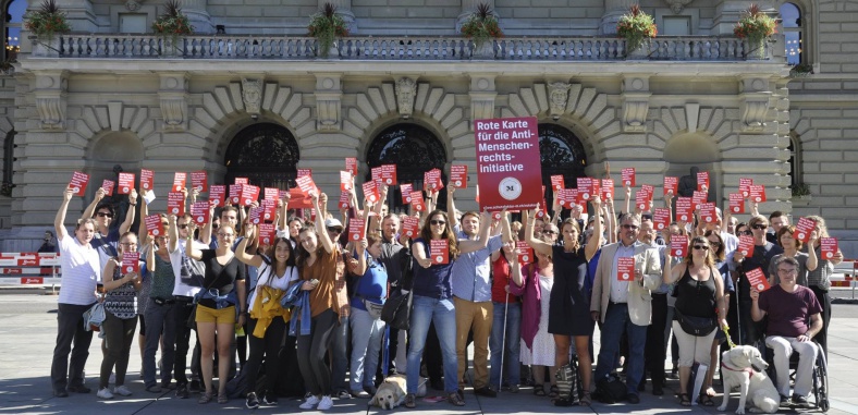 Rote Karte Aktion gegen Selbstbestimmungsinitiative